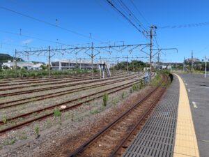 JR横須賀線 久里浜駅 ホームに隣接する留置線