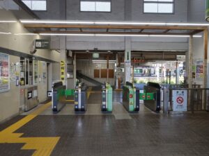 JR横須賀線 久里浜駅 改札口 Suica・PASMO等の交通系ICカードに対応した自動改札機が並びます