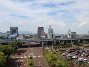 上越新幹線 燕三条駅 11番線から見た燕市内 駅の真横を北陸自動車道が通ります