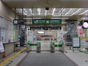 上越新幹線 燕三条駅 改札口 Suica・PASMOなどの交通系ICカード対応の自動改札機が並びます