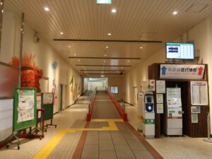 JR弥彦線 燕三条駅 通路 Suica・PASMOなどの交通系ICカード対応のICカードリーダーと自動券売機があります