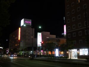 燕三条 夜の駅前通り AEONとワシントンホテル、東横インがあります