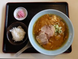 カレー中華そば 小ライス 漬物付き 東三条 広州名菜 華園にて