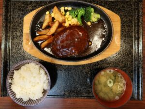 鉄板焼ハンバーグ定食 国済寺天然温泉 美肌の湯にて