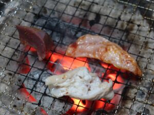 秩父ホルモン 焼いているところ まるたかにて