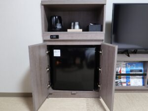 天然温泉「旅人の湯」ホテルルートインGrand秩父 セミダブルルーム キャビネット中には電気ポットとコップ、ティッシュ、冷蔵庫があります