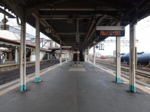 JR磐越東線 郡山駅 5番線・6番線 5番線は主に東北本線で新白岡・仙台方面に行く列車が発着します 6番線は主に磐越東線で、いわき方面に行く列車が発着します