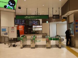 東北新幹線 郡山駅 新幹線乗り換え改札口 Suica・PASMOなどの交通系ICカード対応の自動改札機が並びます