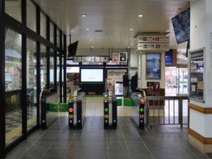 JR只見線 会津若松駅 改札口 Suica・PASMO対応の自動改札機が並びます