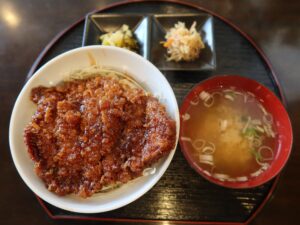 会津若松 会津よろずや ソースかつ丼 味噌汁が付きます