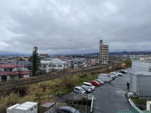 会津若松 日帰り温泉 富士の湯 3階 お食事処から見たJR只見線