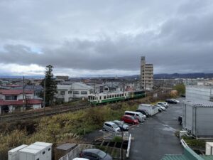 会津若松 日帰り温泉 富士の湯 3階 お食事処から見たJR只見線 キハ110系とキハE120形が来ました