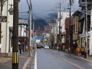 会津若松の繁華街 国道252号線 七日町通り 七日町中央バス停付近