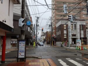 会津若松の繁華街 大町通り 国道252号線との交差点 この先が会津若松駅です