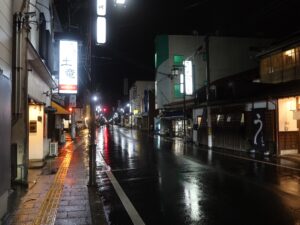 会津若松の繁華街 市役所通り 夜に撮影 飲食店が立ち並びます