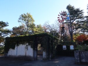 横浜 港の見える丘公園 旧フランス領事館邸遺構 とフランス山の風車