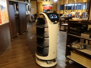 横浜みなとみらい万葉倶楽部 ガストで見かける猫型ロボットは、ここにもいました