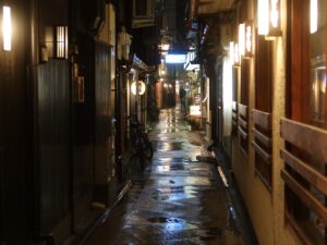 京都 夜の小道 飲食店が立ち並びます