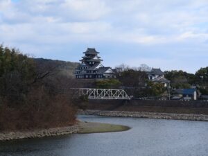 岡山城 烏城 天守閣、旭川と月見橋