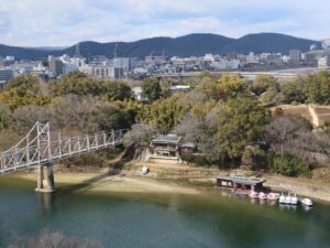 岡山城 烏城 天守閣からの後楽園