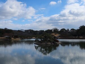 岡山後楽園 沢の池、真ん中に砂利島と唯心山が見えます