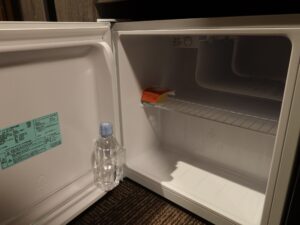 天然温泉 吉備の湯 ドーミーイン岡山 ダブルルーム 冷蔵庫の中には水とお菓子が入っています