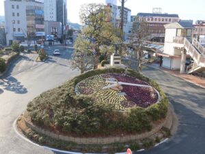 JR伯備線 倉敷駅 花時計 この先が倉敷中央通りです