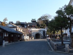 倉敷美観地区 鶴形山隧道の出口 上に阿知神社があります