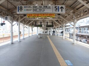 JR瀬戸大橋線 岡山駅 5番線・8番線 主に茶屋町・児島・宇野方面と、瀬戸大橋を経由して高松・徳島・高知・松山方面に行く列車が発着します