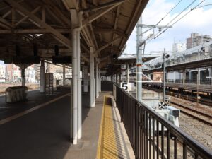 JR瀬戸大橋線 岡山駅 5番線・8番線 主に茶屋町・児島・宇野方面と、瀬戸大橋を経由して高松・徳島・高知・松山方面に行く列車が発着します