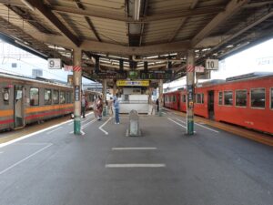 JR吉備線 岡山駅 9番線・10番線 9番線は主に津山線で津山方面に行く列車が発着します 10番線は主に桃太郎線で総社方面に行く列車が発着します