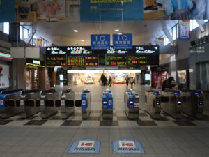 JR津山線 岡山駅 在来線中央改札口 ICOCA・Suica・PASMOなどの交通系ICカードに対応した自動改札機が並びます