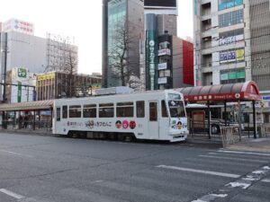 岡山電気軌道 岡山駅前停留所 乗車専用ホーム 道路側から撮影