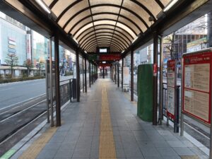 岡山電気軌道 岡山駅前停留所 乗車専用ホーム 城下電停方向を撮影