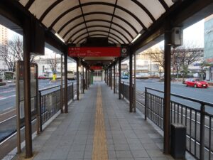 岡山電気軌道 岡山駅前停留所 乗車専用ホーム 岡山駅方向を撮影