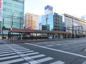 岡山電気軌道 岡山駅前停留所 降車専用ホーム 道路側から撮影