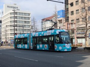 岡山電気軌道 9200形 全体 西川緑道公園停留所付近にて撮影