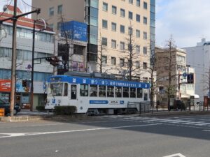 岡山電気軌道 7300形 西川緑道公園停留所にて撮影