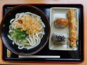 めりけんや 高松駅前店 かけうどん おにぎり 稲荷ずし ちくわ天