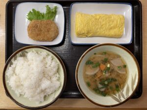 コロッケ 玉子焼き ご飯 豚汁 東新宿食堂にて