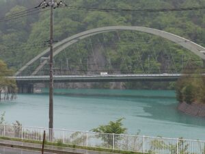 JR吾妻線 長野原草津口駅 エメラルドグリーンの川面