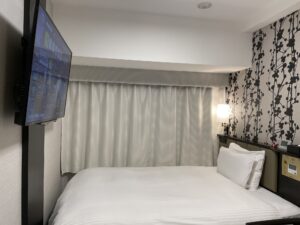 アパホテル 東新宿歌舞伎町タワー スタンダードルーム 玄関から窓方向を撮影