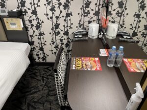 アパホテル 東新宿歌舞伎町タワー スタンダードルーム デスクとベッド