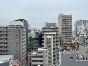 アパホテル 東新宿歌舞伎町タワー スタンダードルームからの景色 東新宿駅方向