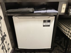 アパホテル 東新宿歌舞伎町タワー スタンダードルーム デスク下 ベッドスローと作務衣、冷蔵庫があります