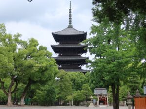 京都 東寺 境内 八島社殿と五重塔