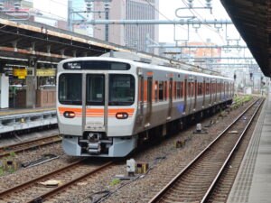 JR中央本線 315系 全体 名古屋駅にて