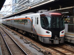 JR高山本線 HC85系 全体 名古屋駅にて