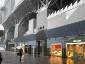 京都駅前 この日は大雨でした
