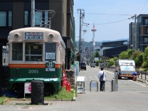 京都 梅小路公園 市電ひろば 後ろに京都タワーと京都水族館が見えます
